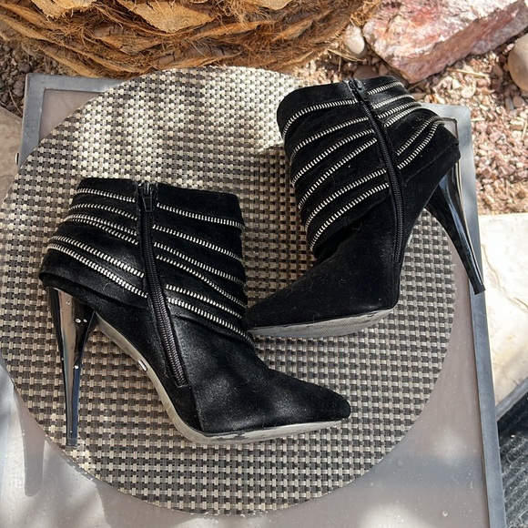 Qupid Shoes - Qupid Luxe Black zipper heels size 8